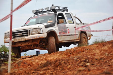 Mãn nhãn với màn đua ô tô địa hình giữa lòng Hà Nội